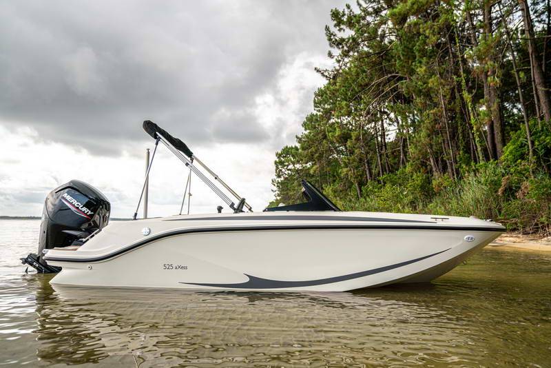 Quicksilver 525aXess Open Exterior 1