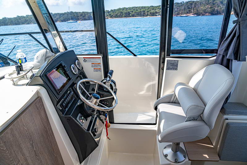 705 Pilothouse Interior 3