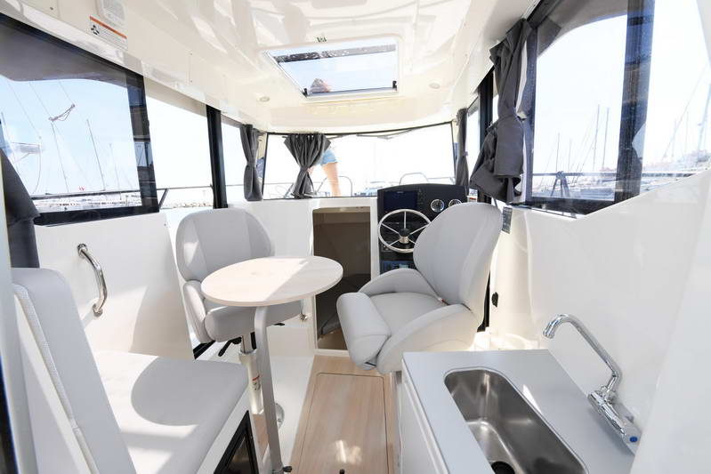 805 Pilothouse Interior 7