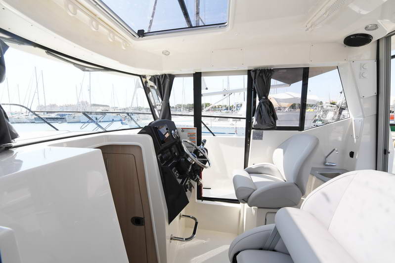 805 Pilothouse Interior 8